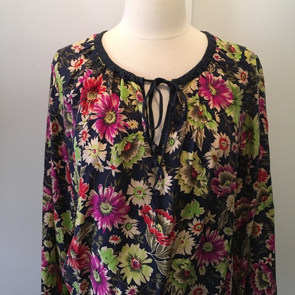 Beautiful 🦋 Johnny Was silk blouse - Picture 2 of 8